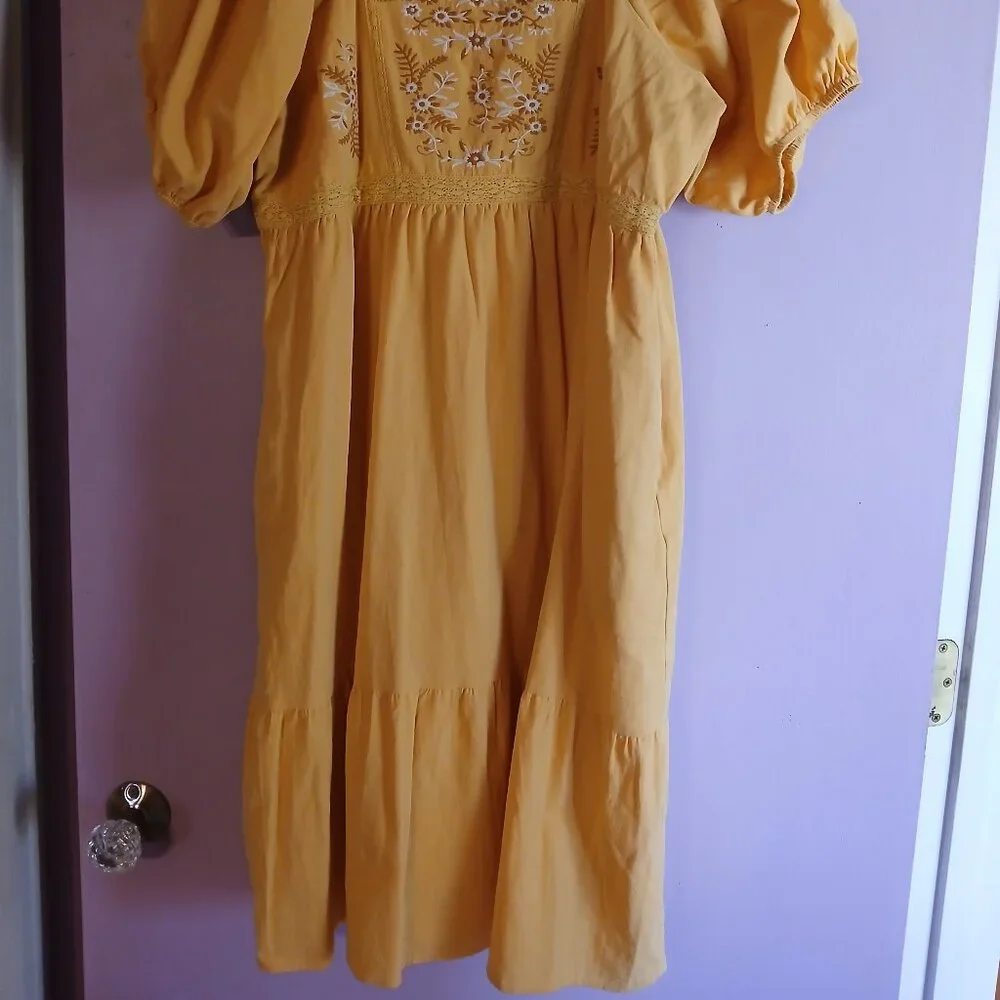 Large yellow embroidered dress - Picture 10 of 11